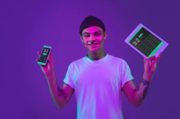 man-holding-smartphone-tablet-its-screen-with-mobile-app-betting-score_155003-42912 | ILikeGuru man-holding-smartphone-tablet-its-screen-with-mobile-app-betting-score_155003-42912