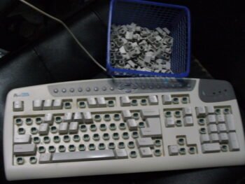 Cleaning a keyboard - 108 pieces puzzle