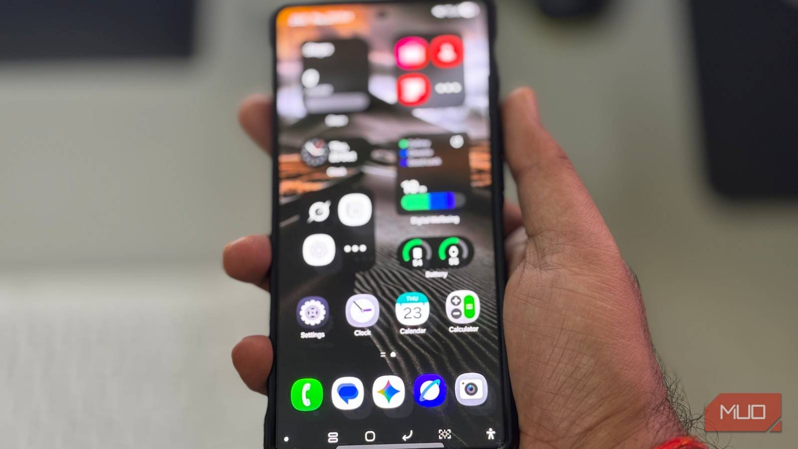 person-holding-a-samsung-phone-showing-the-home-screen-with-custom-layout-and-navigation-bar-visiblejpeg | ILikeGuru person-holding-a-samsung-phone-showing-the-home-screen-with-custom-layout-and-navigation-bar-visiblejpeg
